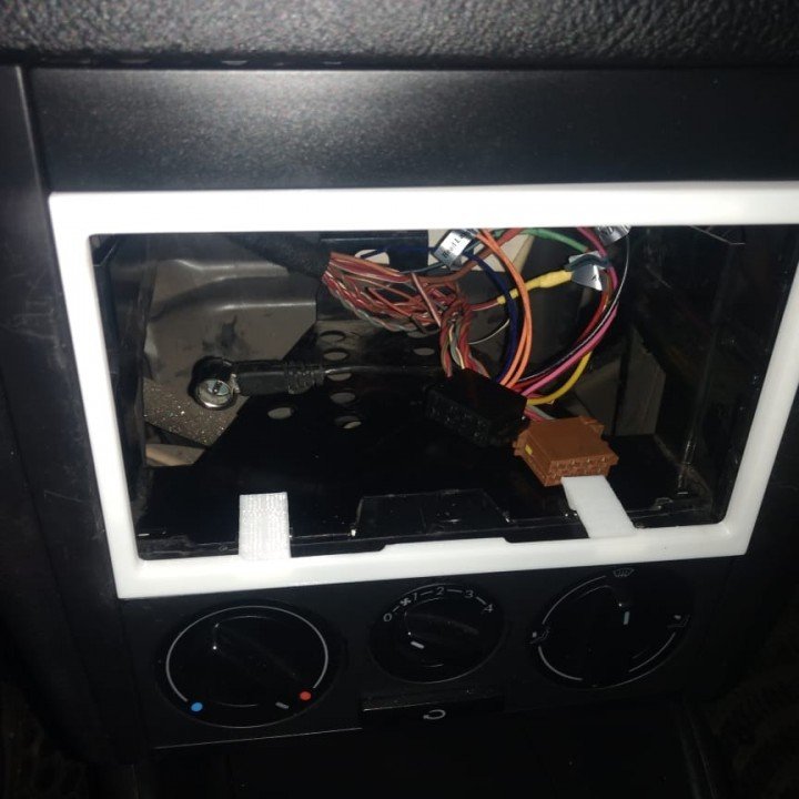Cadre de fixation autoradio VW 7018B renforcé – Image 2